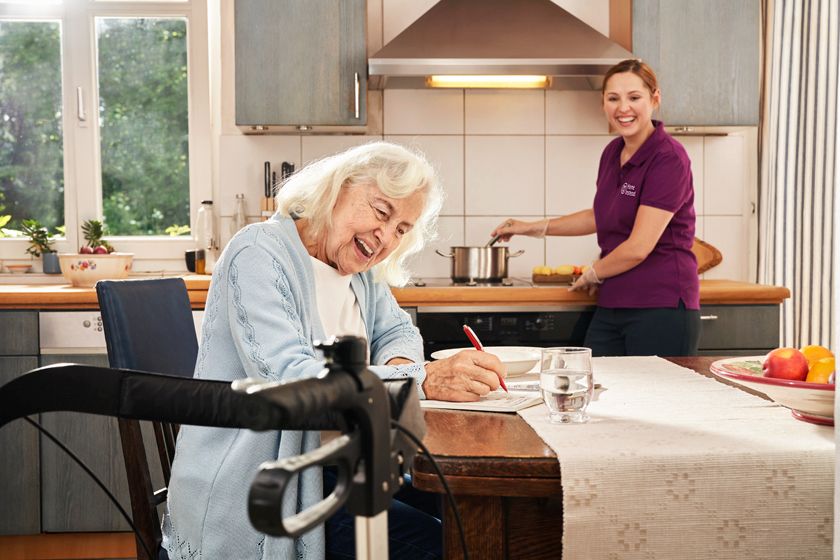 Alltagshelferin von Home Instead & Patientin